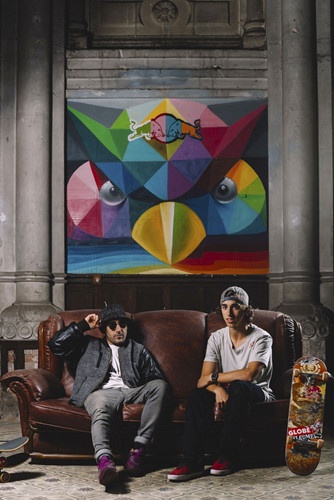 Các họa tiết mang tông màu sặc sỡ, đủ cả xanh, đỏ, tím, vàng...