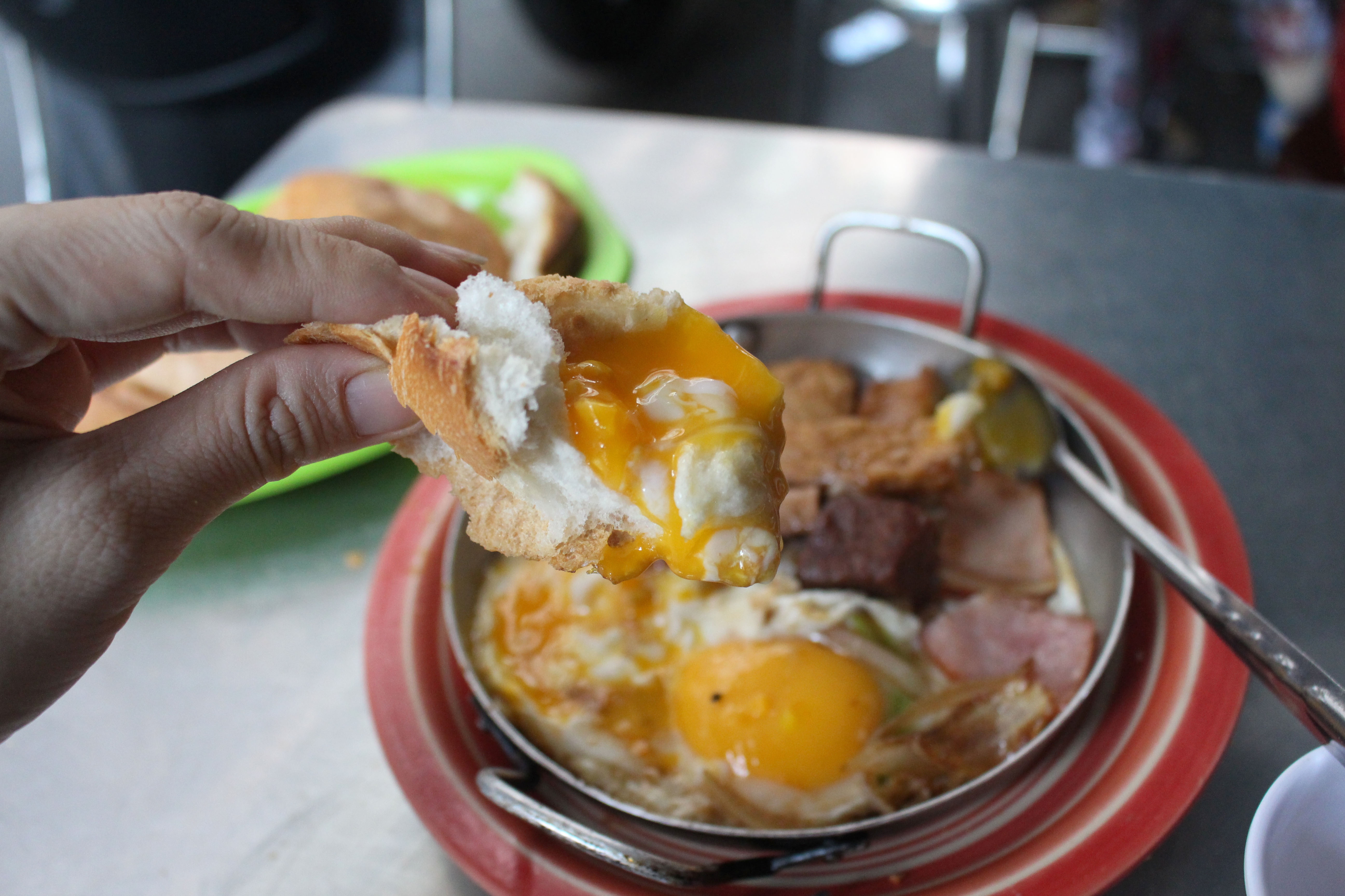 Quan banh mi chao hon 50 nam tuoi duong Cao Thang hinh anh