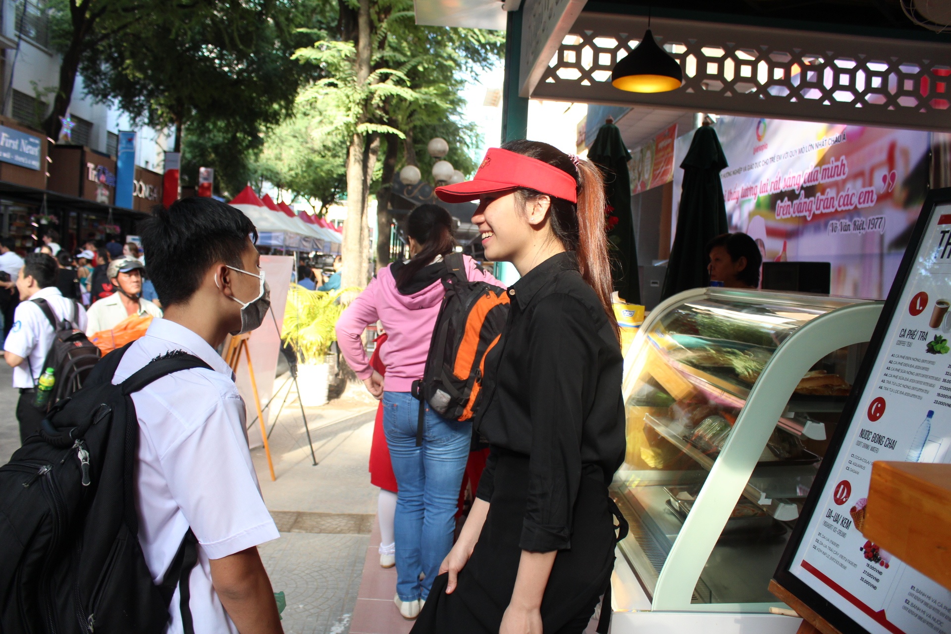 2 diem dung chan tren duong sach moi khai truong tai TP HCM hinh anh