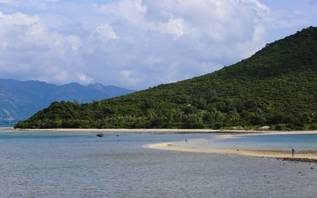 Den Diep Son di bo tren mat bien hinh anh