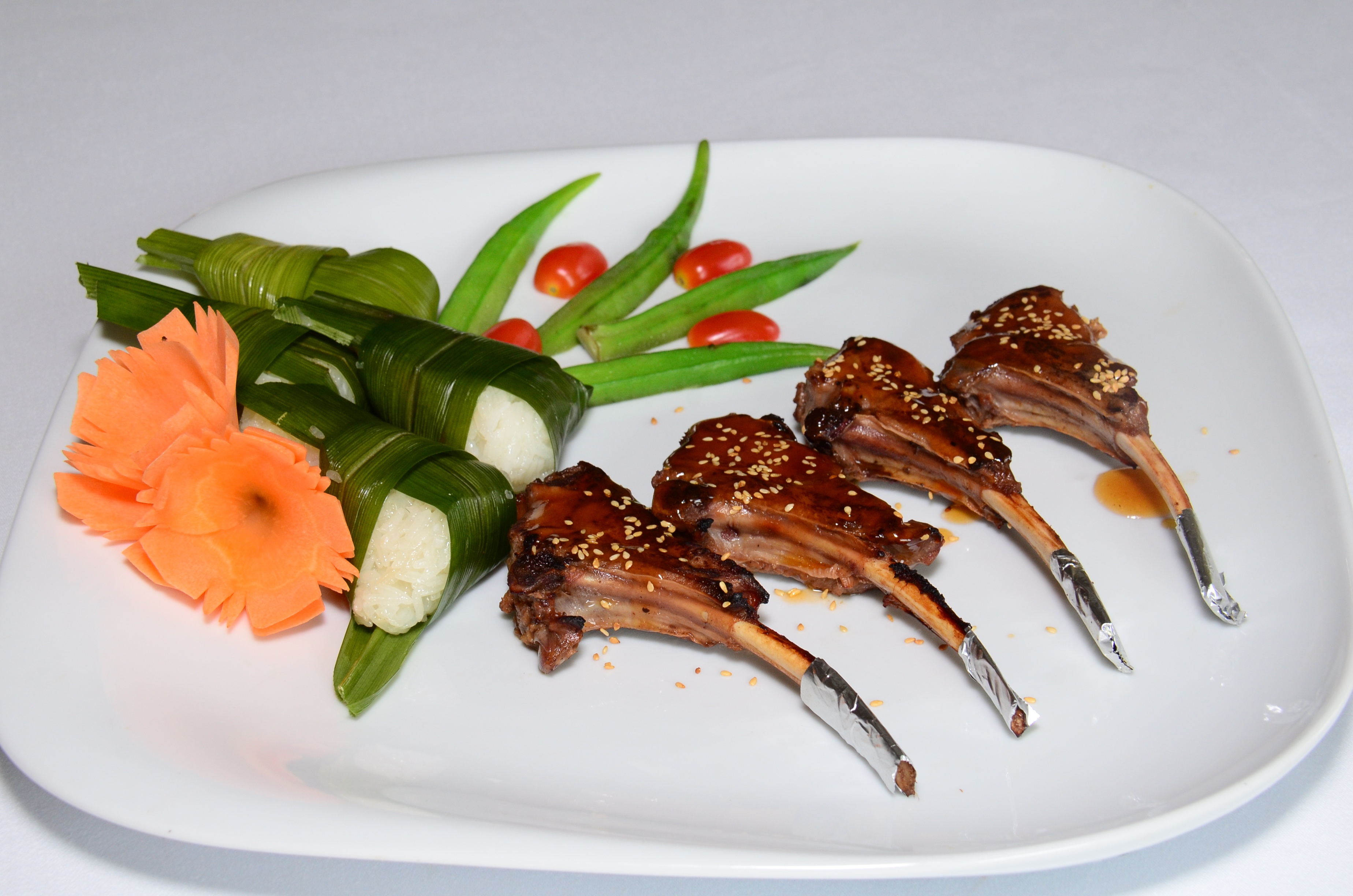 Suon be nuong an cung xoi goi la dua hinh anh