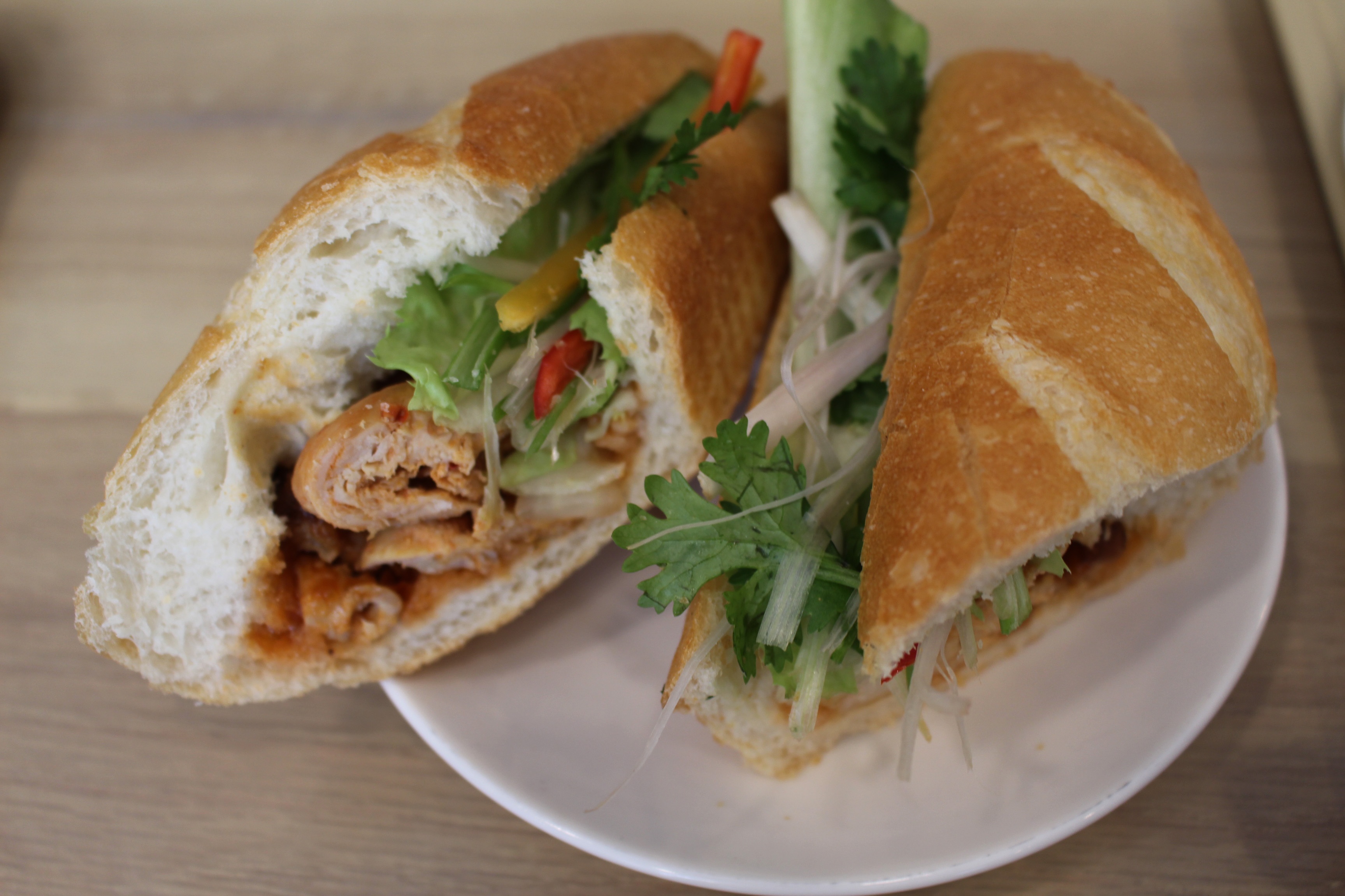 Banh mi ga nuong xien cho bua sang hinh anh