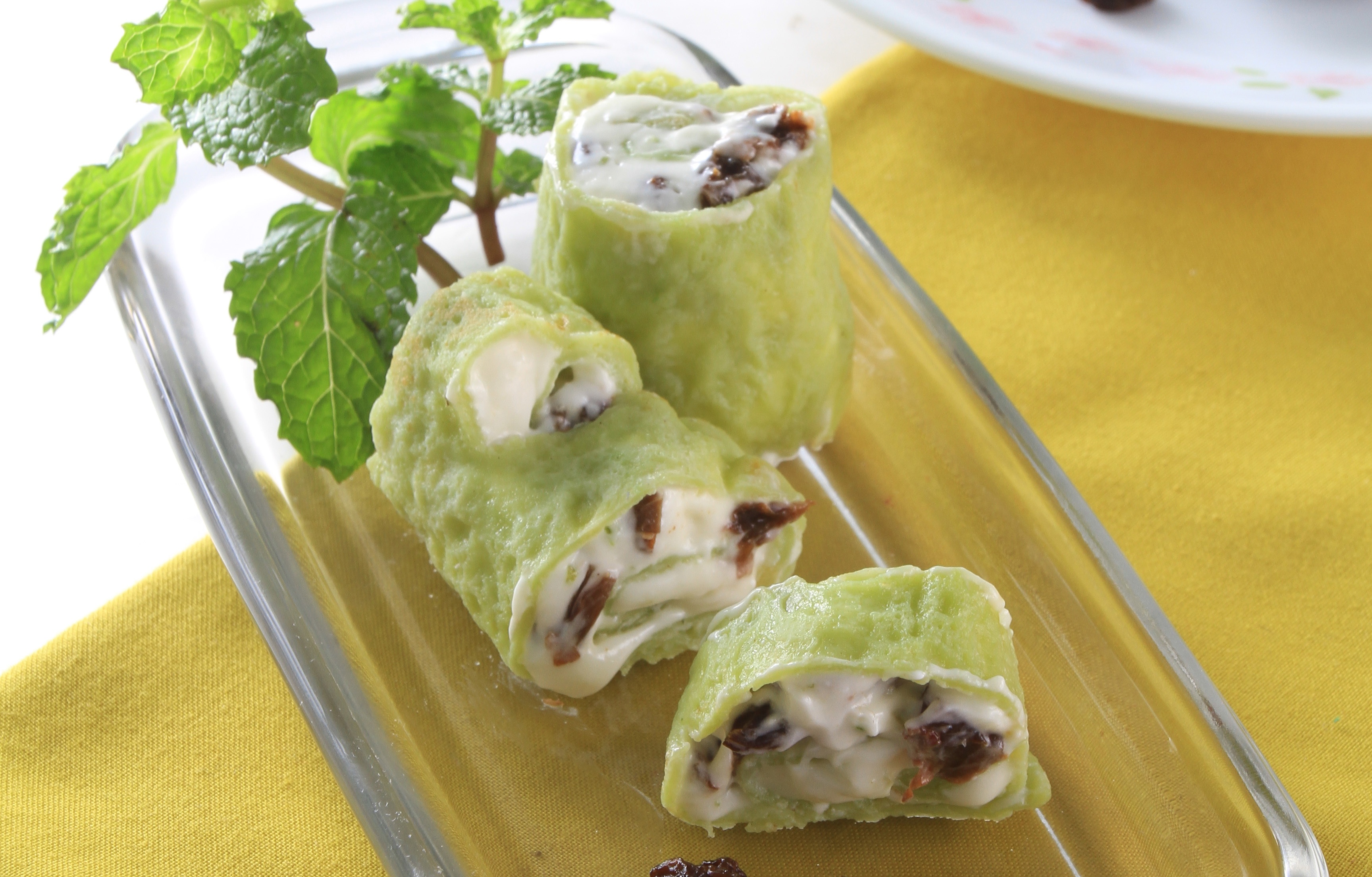 Lam banh crepe tra xanh cuon pho mai hinh anh