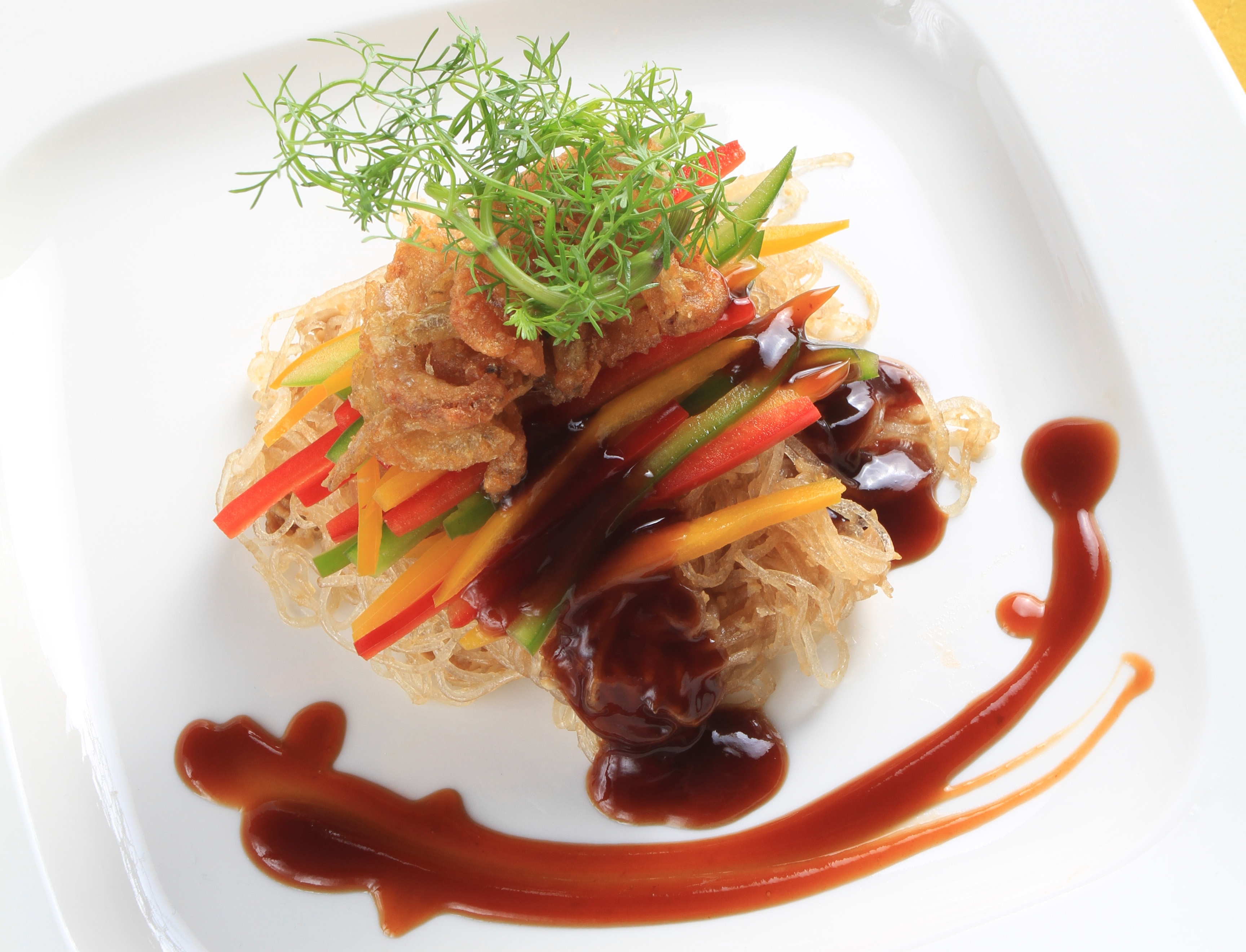 Cach lam mon mien xao ca com chien trong 10 phut hinh anh