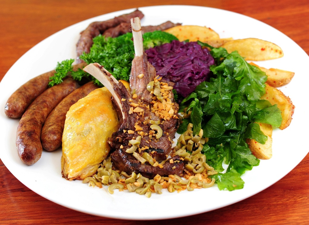 Lam suon nuong xuc xich Duc ngon nhu dau bep hinh anh
