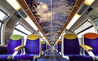 Doc dao 'bao tang nghe thuat' tren duong ray hinh anh