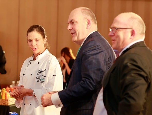 Bo truong Bo Giao duc New Zealand tu tay trang tri mon an hinh anh