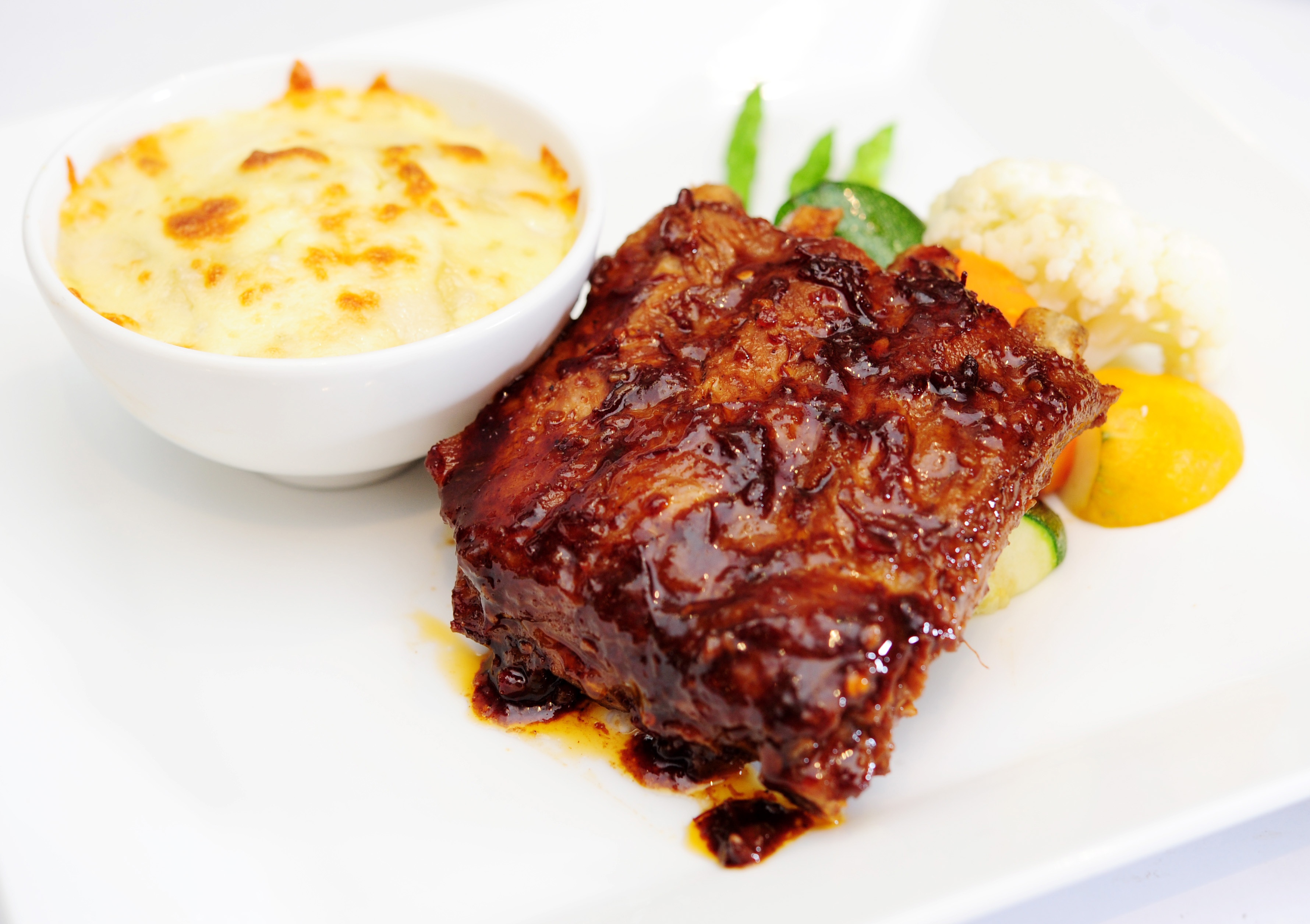 Suon bo nuong tai nha, an kem khoai tay dut lo hinh anh