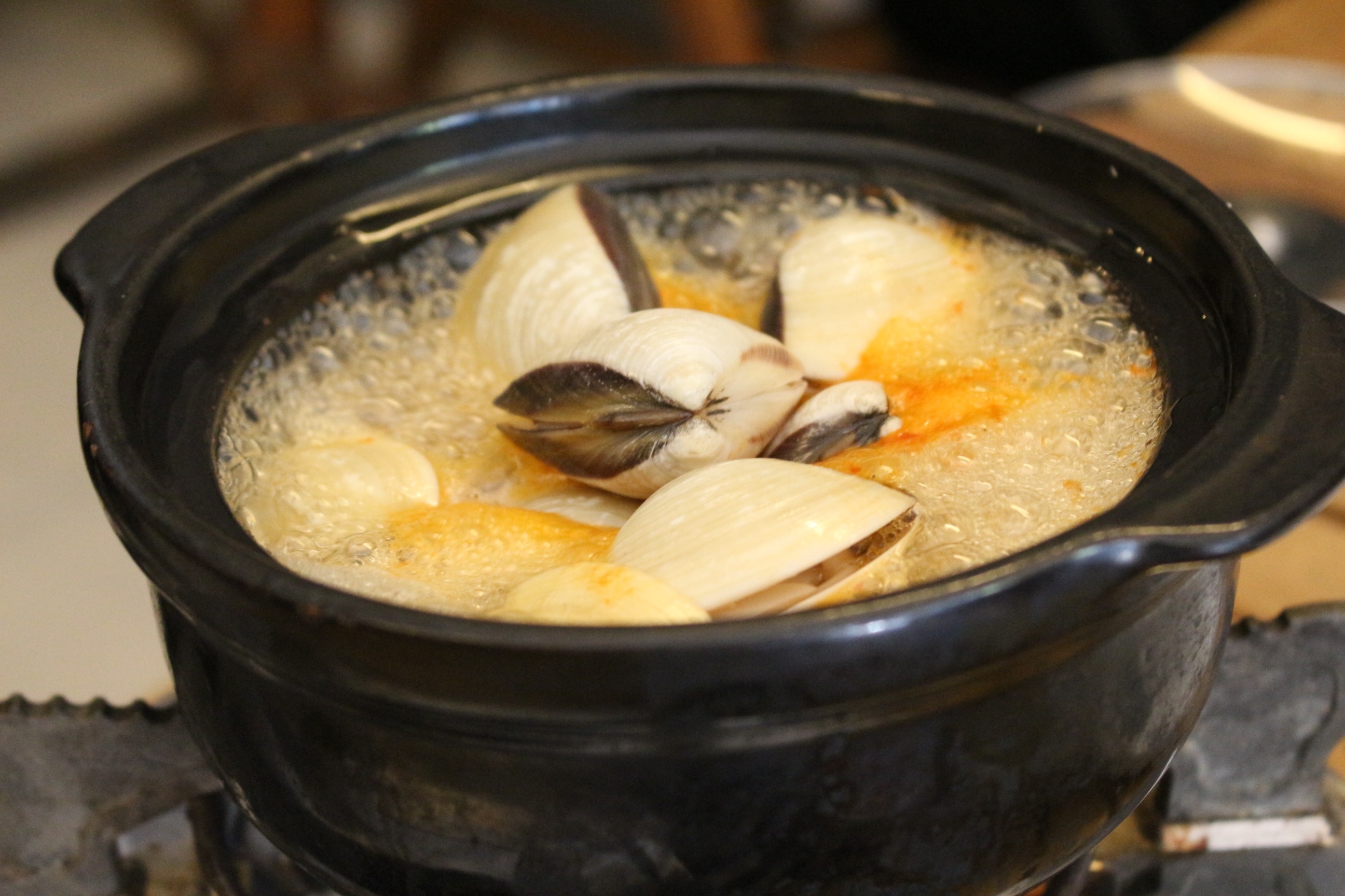 Cach lam ngheu hap Thai voi gia vi quen thuoc trong 5 phut hinh anh