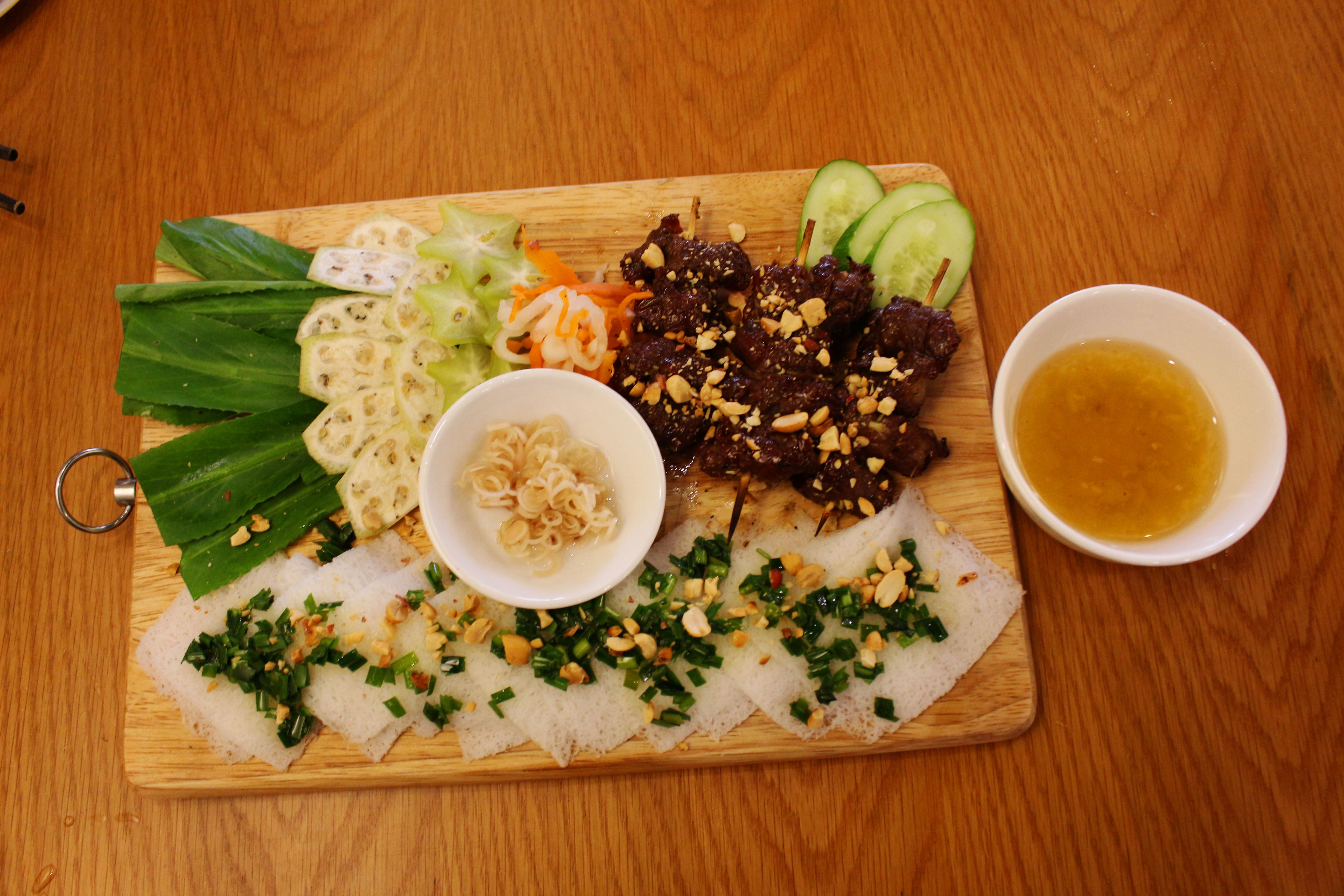 Quan bo nuong lui hut du khach tren duong Nguyen Van Trang hinh anh