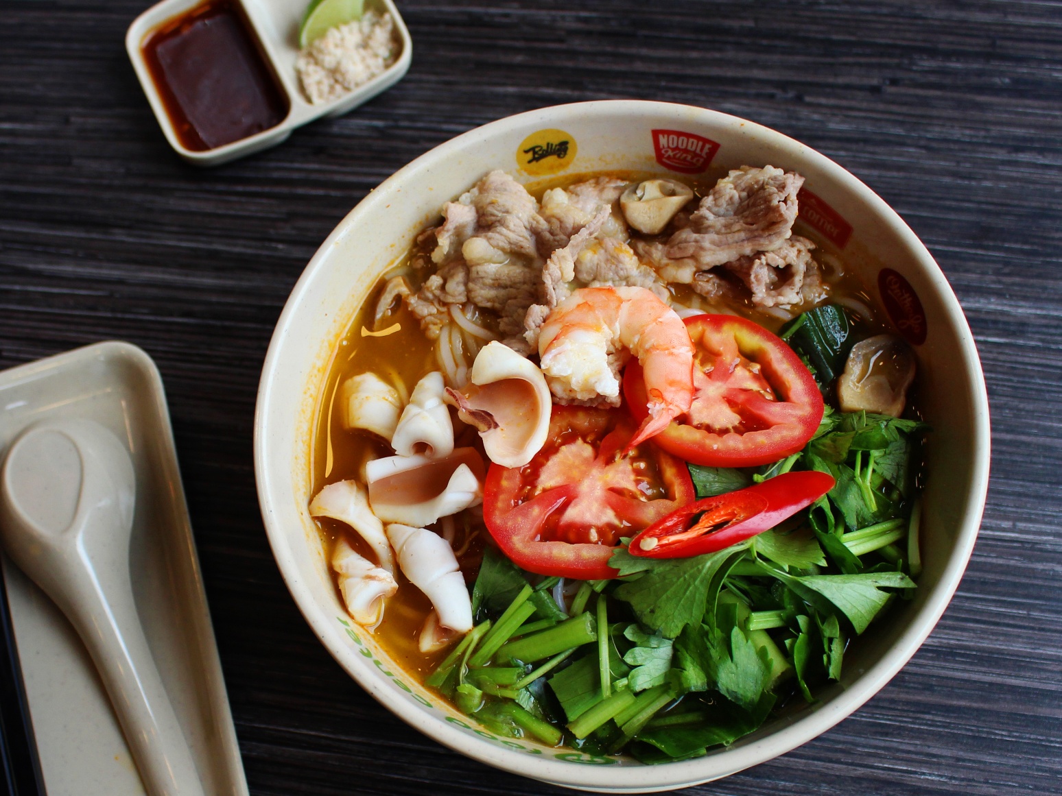 Cach nau bun tom yum hai san don gian ma ngon hinh anh