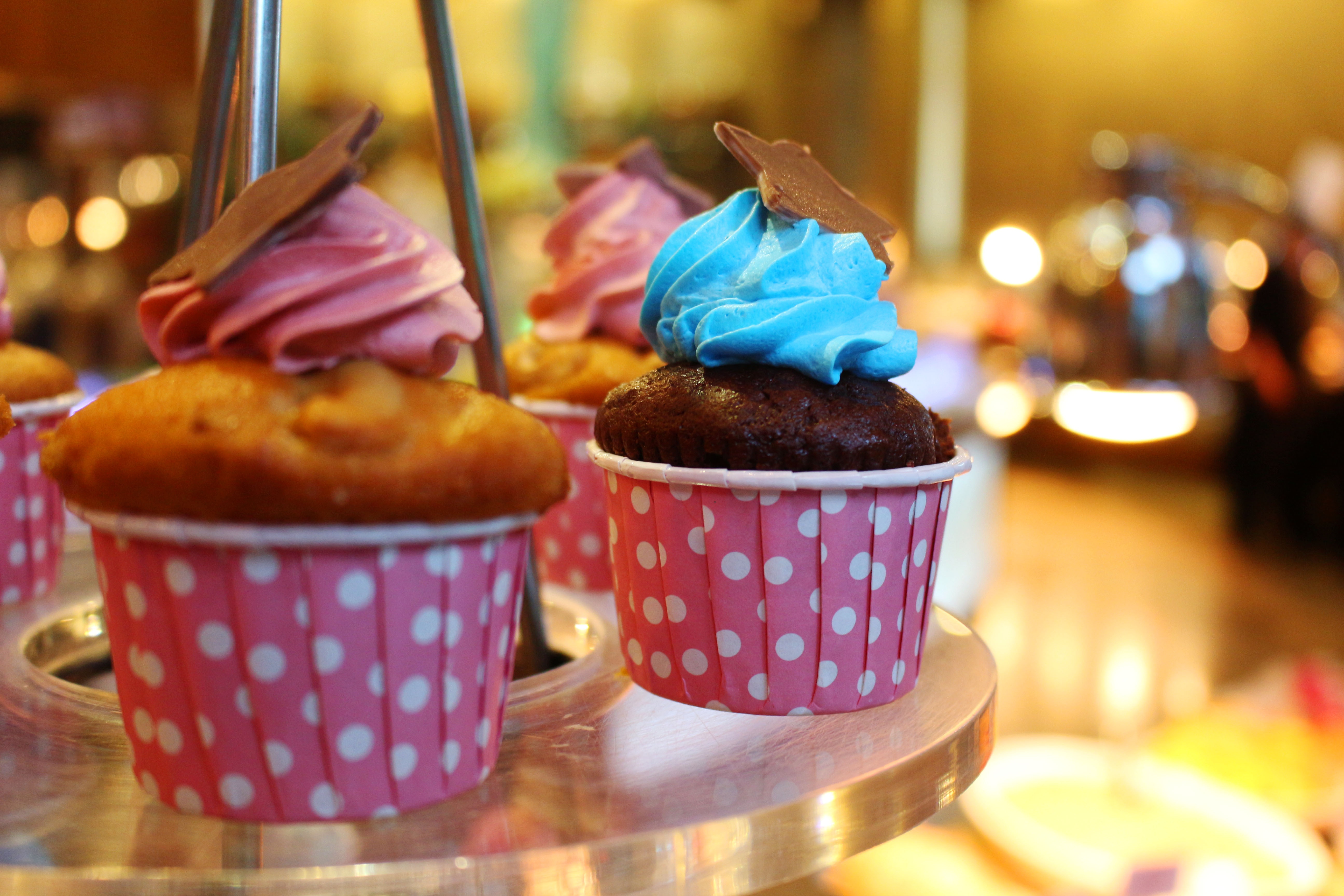 Cach lam banh cupcake chocolate bang lo nuong tai nha hinh anh