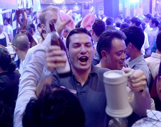 Khoanh khac nhon nhip cua le hoi bia Duc tai TP.HCM hinh anh