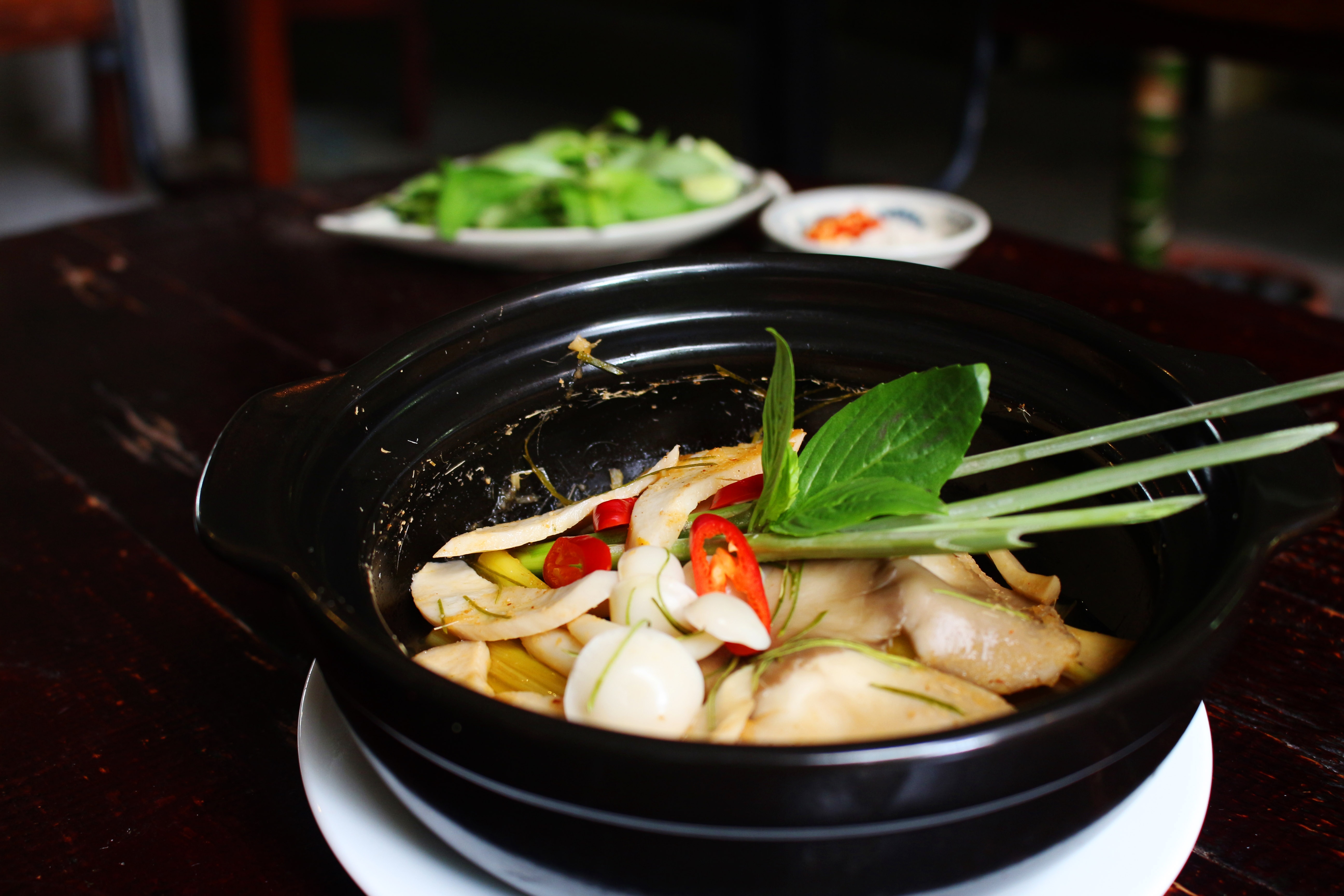 Nau mon chay trong 10 phut: Nam dui ga hap Thai hinh anh
