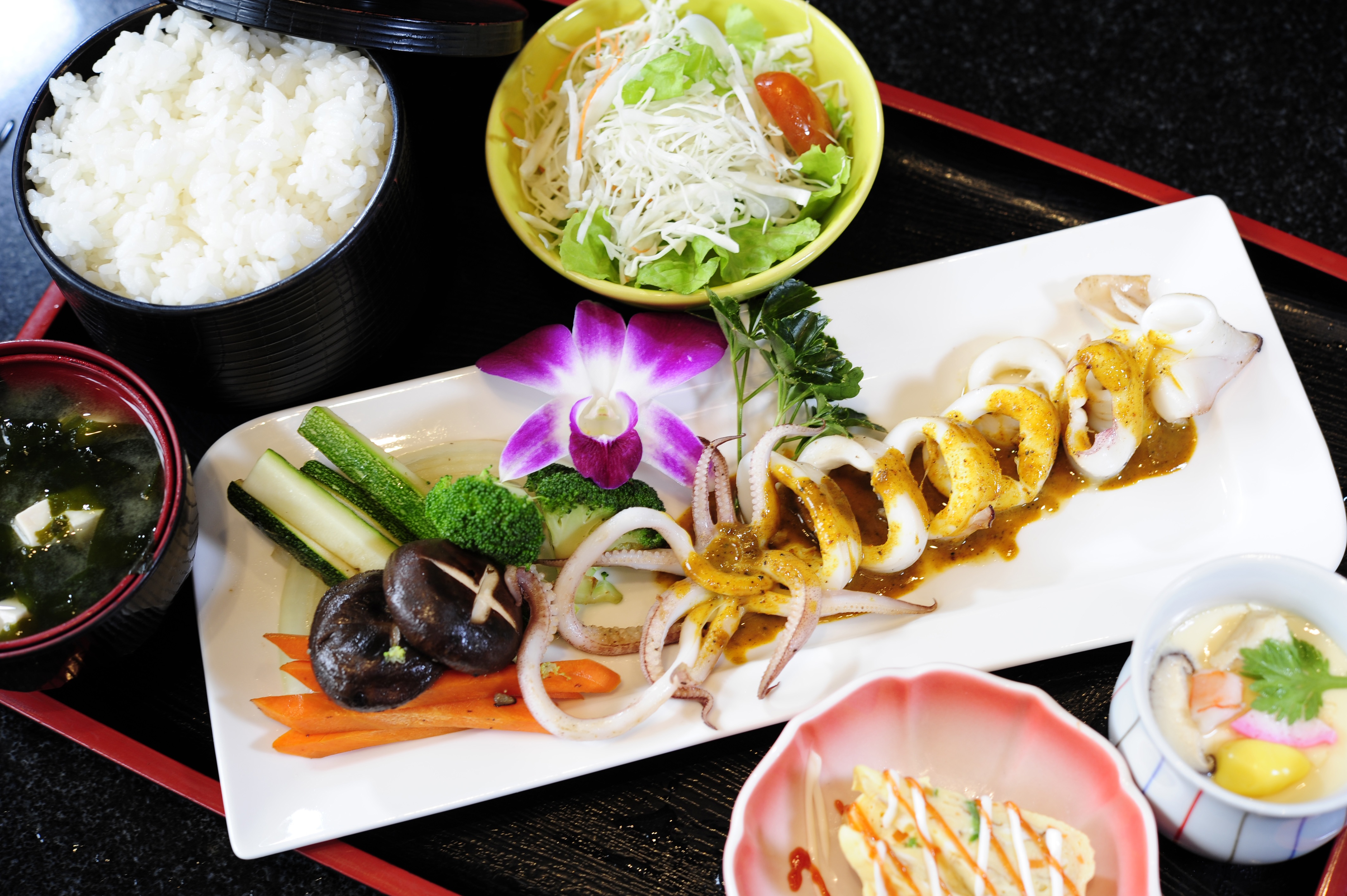 Cach lam mon an Nhat don gian: Set com muc hap sot chanh day hinh anh