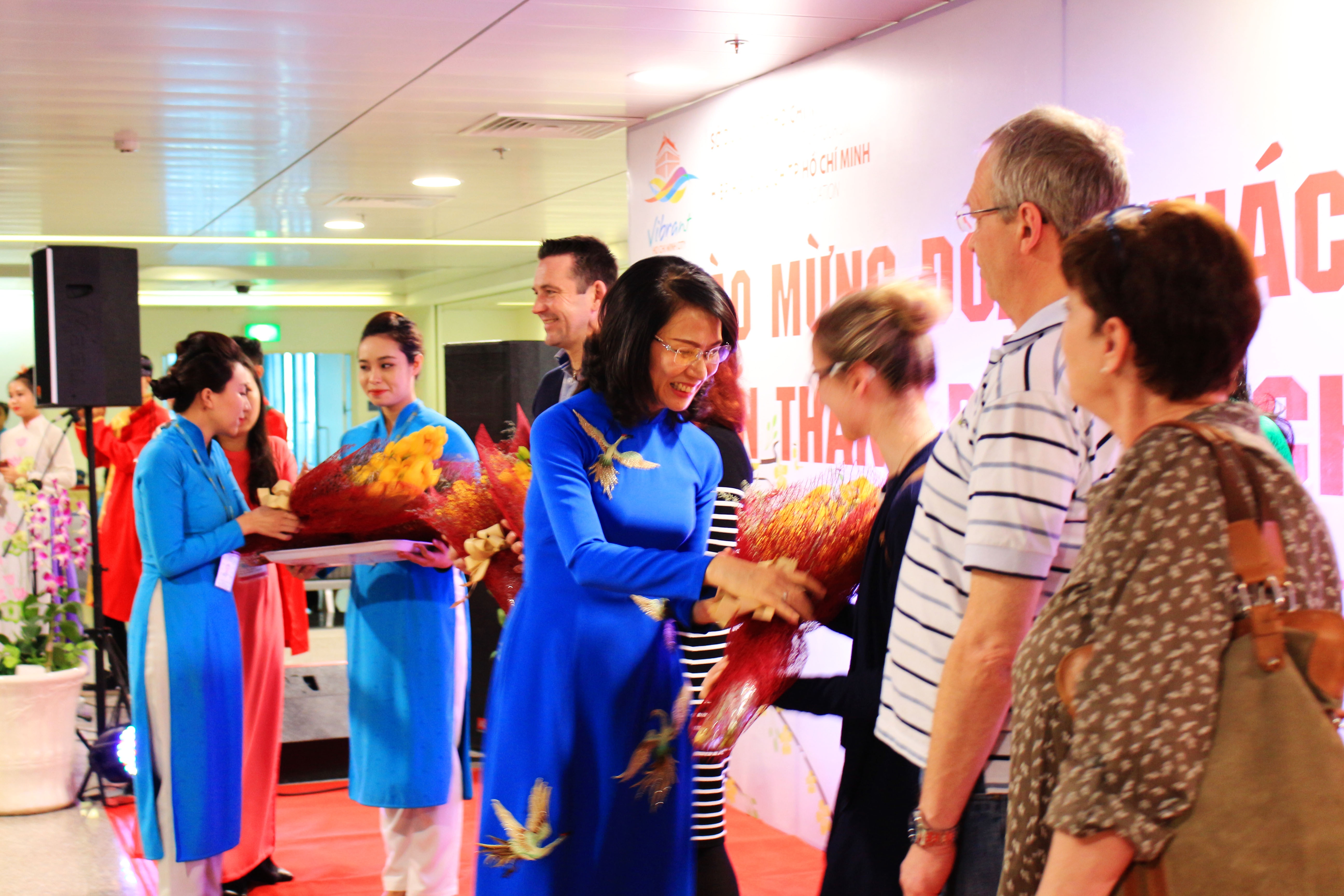 TP.HCM đón những vị khách du lịch quốc tế đầu tiên 2017  ảnh 5 TP.HCM don nhung vi khach du lich quoc te dau tien 2017 anh 5