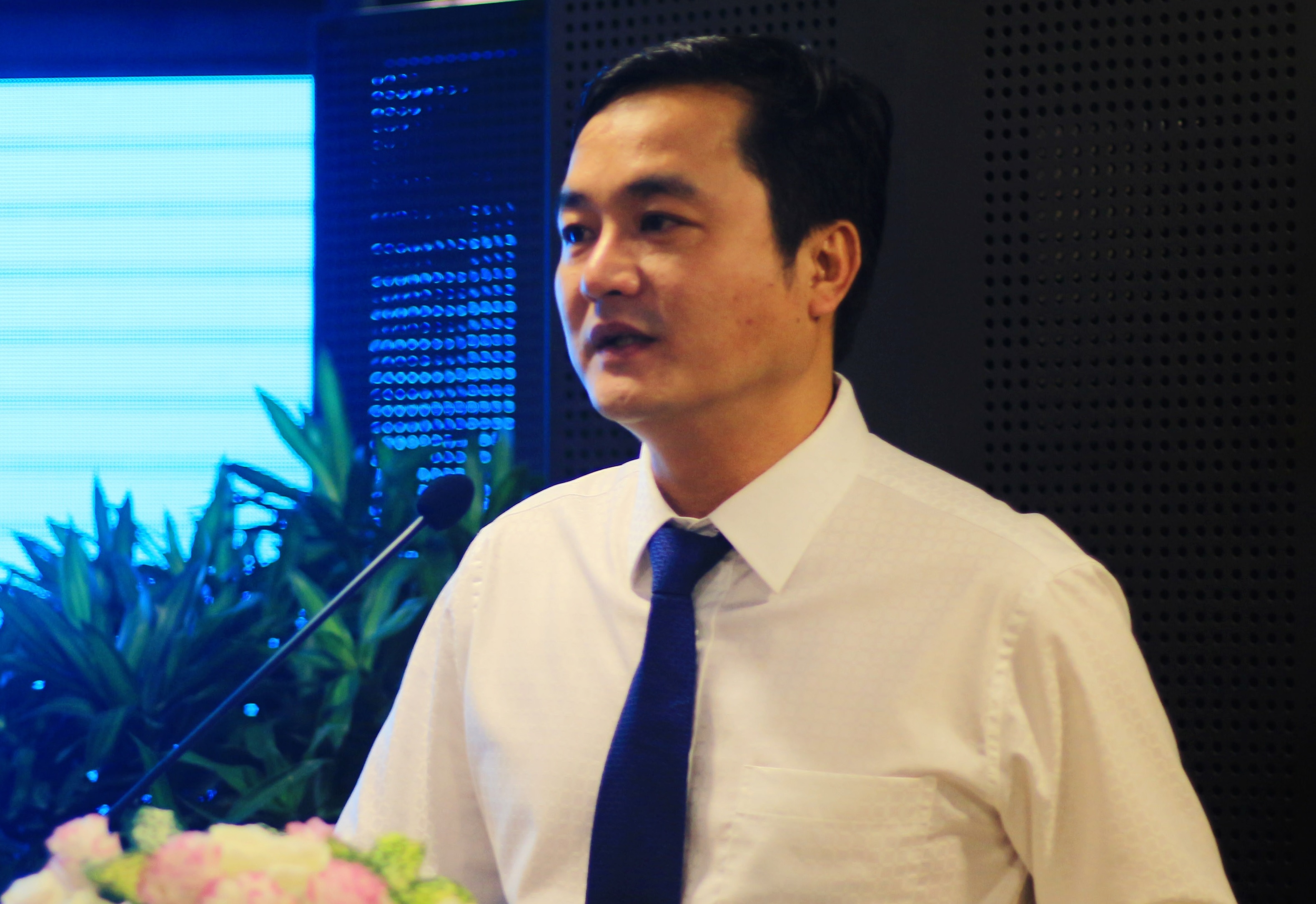 'So Du lich khong xu ly duoc nguoi nem chai lo vao du khach' hinh anh