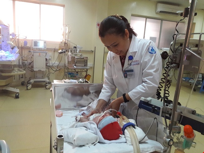 No luc cuu be 2 ngay tuoi co khoi 'buou hut mau' ky la hinh anh