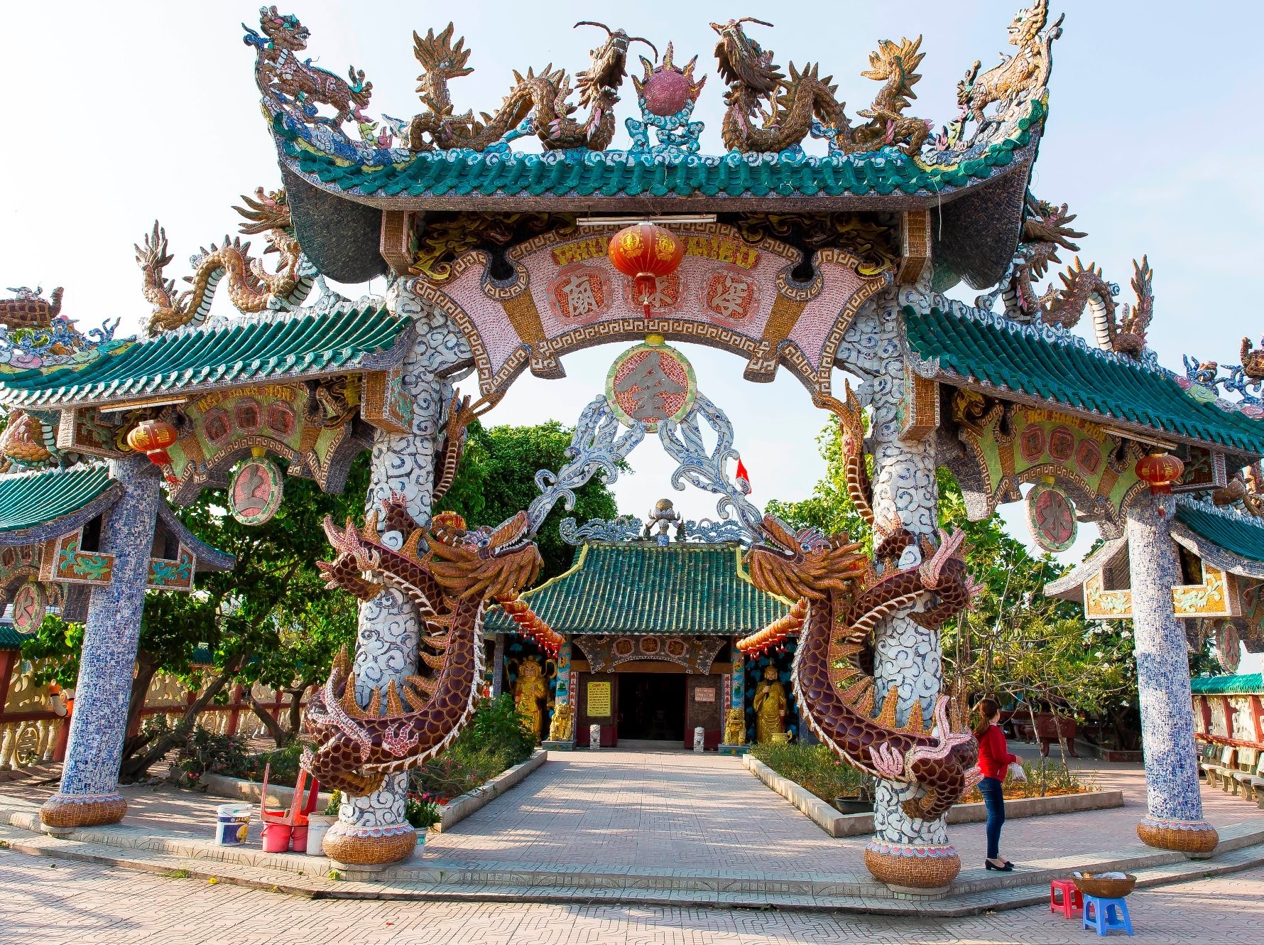 Ngoi mieu hon ba the ky phai di bang do moi den o TP.HCM hinh anh