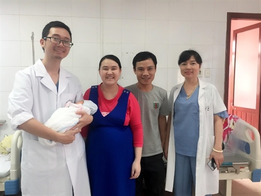 Em be dau tien sinh ra nho ky thuat dong lanh trung moi hinh anh