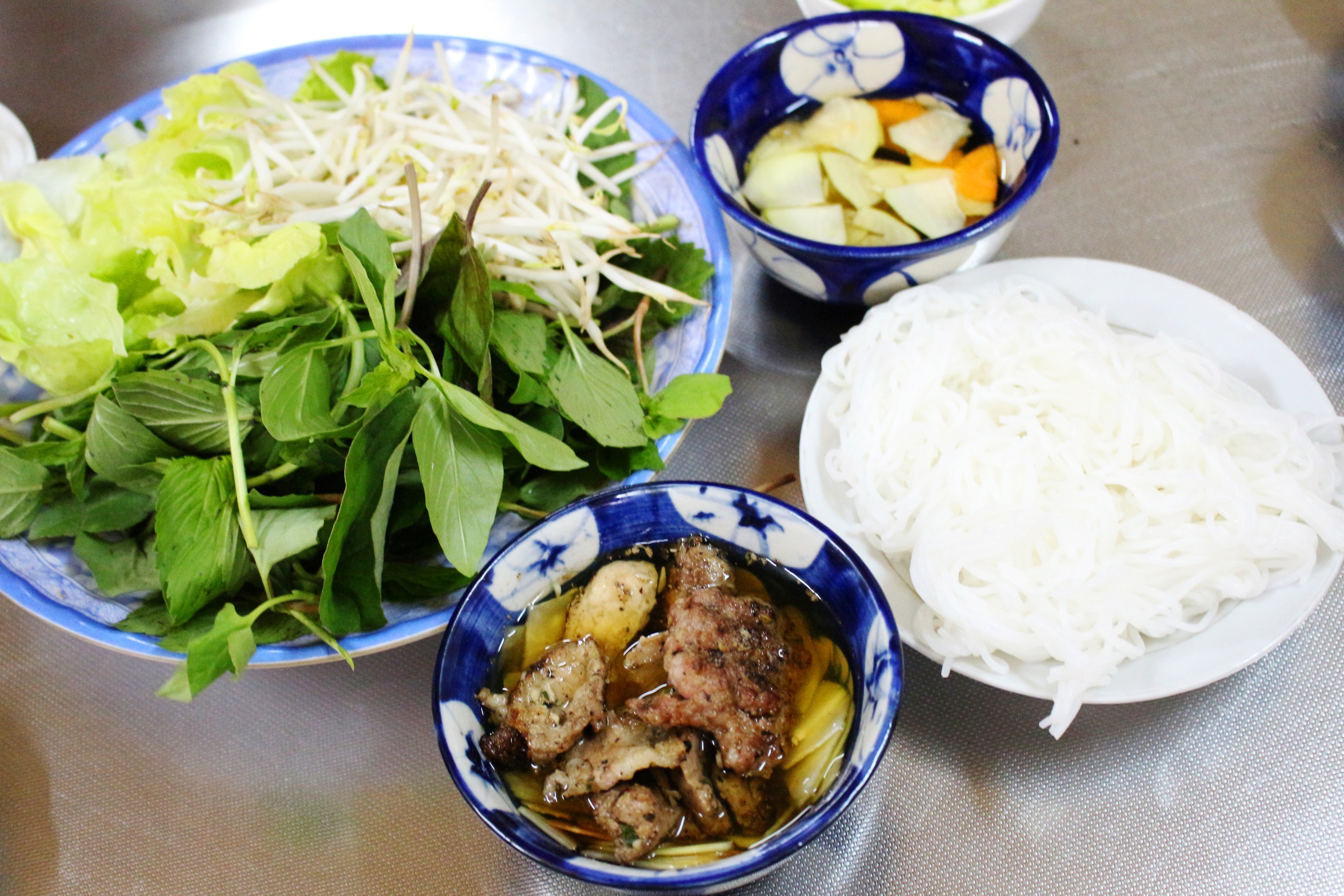 Các món bún nguội cho ngày nắng,  nóng của TP.HCM ảnh 1 Cac mon bun nguoi cho ngay nang,  nong cua TP.HCM anh 1