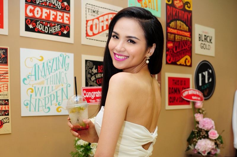 Diem Huong khoe vai tran trong bua tiec... ca phe hinh anh