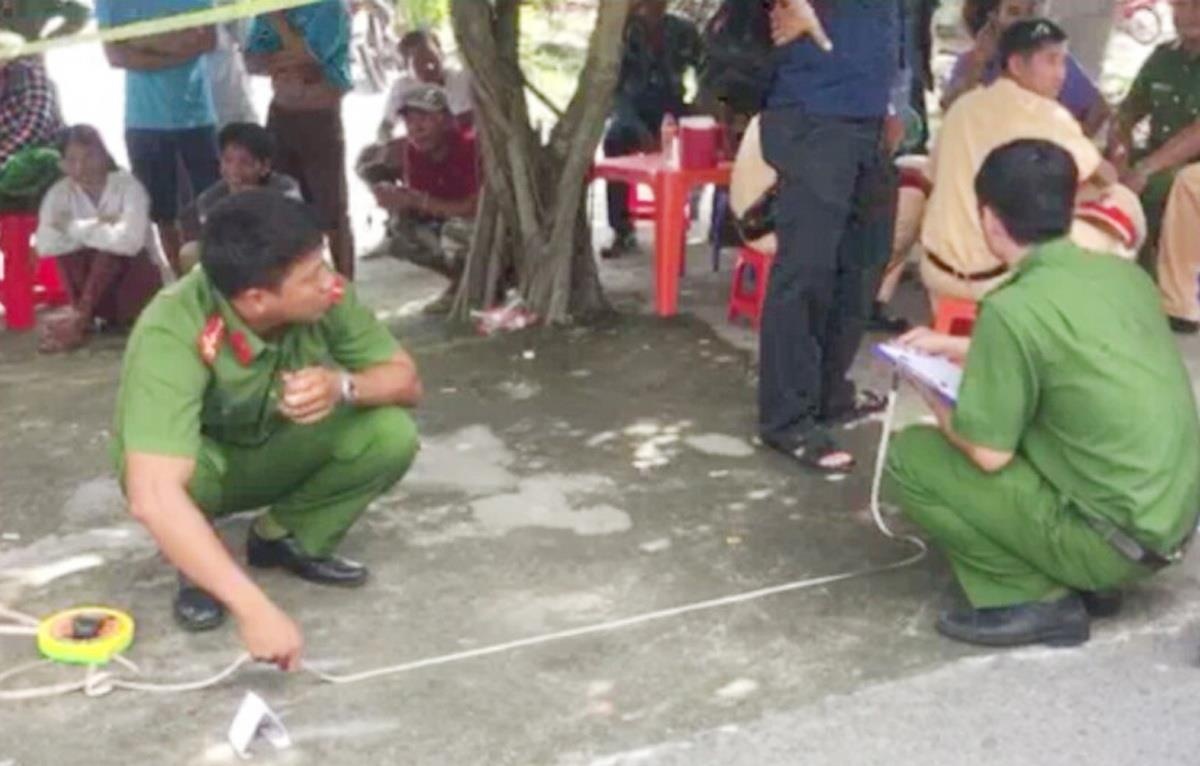 Danh nhau truoc cong truong, 2 thieu nien bi khoi to toi giet nguoi hinh anh