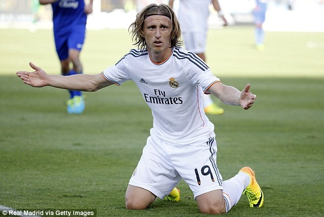 MU lien he mua Luka Modric hinh anh