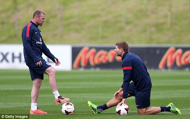 Rooney san sang ra san duoi mau ao Tam su hinh anh