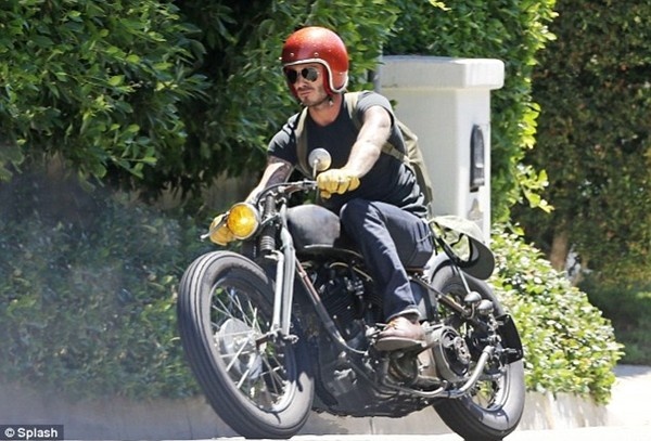 Beckham tro lai ve hoang da voi mo to khung hinh anh