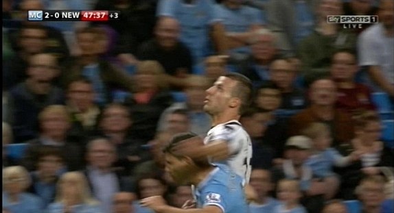 Sergio Aguero bi doi phuong danh len hinh anh