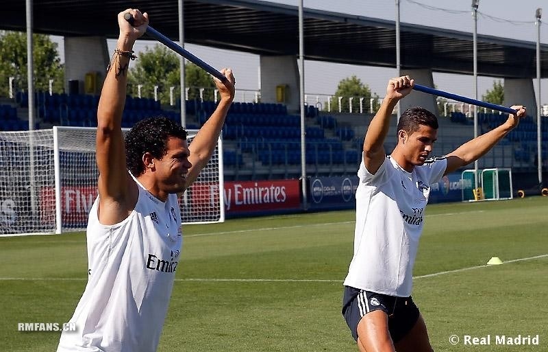 Ronaldo tap luyen cho tran gap ‘so 7 huyen thoai’ Raul hinh anh