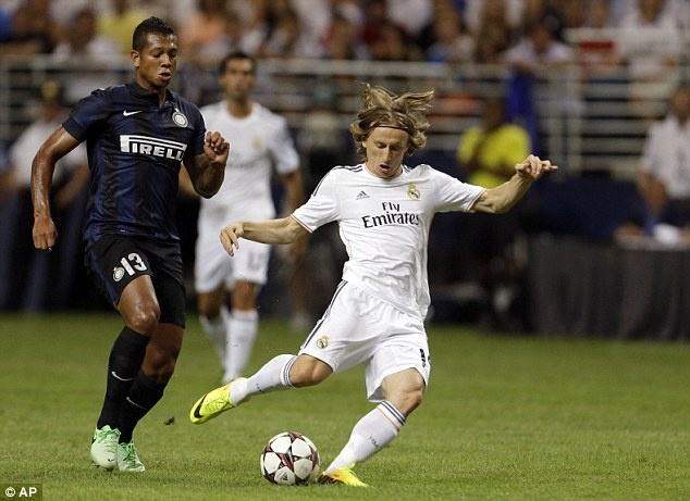 MU tro lai theo duoi Luka Modric hinh anh