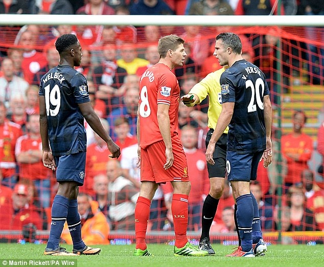 Persie va Cleverley choi kem nhat tran Liverpool - MU hinh anh