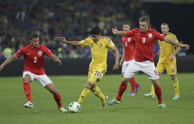 Khung hoang tien dao, DT Anh chia diem voi Ukraine hinh anh