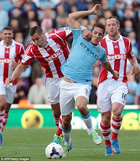 Man City suyt that bai truoc Stoke hinh anh