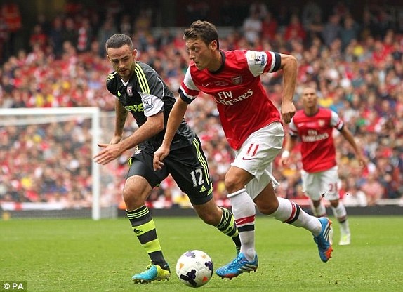 Danh bai Stoke 3-1, Arsenal leo len ngoi dau bang hinh anh