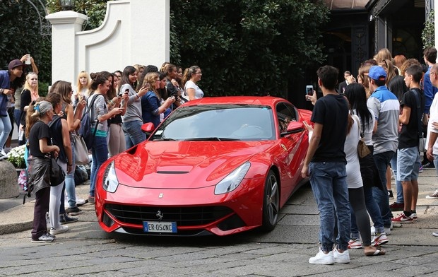 Sieu xe Ferrari cua Balotelli gay chu y tren duong pho Italy hinh anh