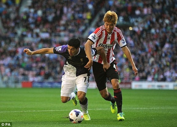 Suarez lap cu dup, Liverpool leo len vi tri thu 2 hinh anh