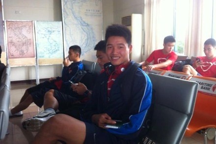 Gap cuop, thu mon U19 tro tai lay lai iPhone hinh anh