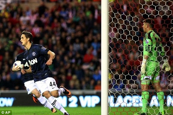 Cau thu 18 tuoi Januzaj giup MU thang nguoc Sunderland 2-1 hinh anh
