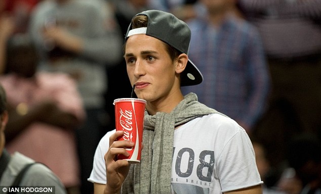 Januzaj duoc dan anh o MU cho di xem bong ro hinh anh