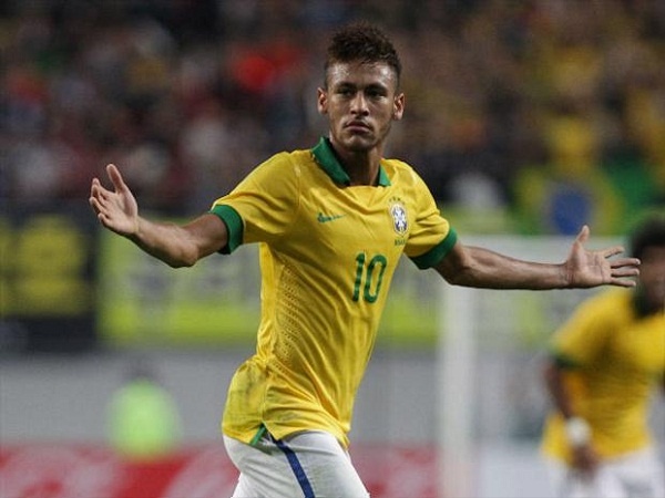 Neymar chi kem Ronaldo va Pele hinh anh