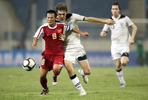 Clip DT Viet Nam that bai 1-3 truoc Uzbekistan hinh anh