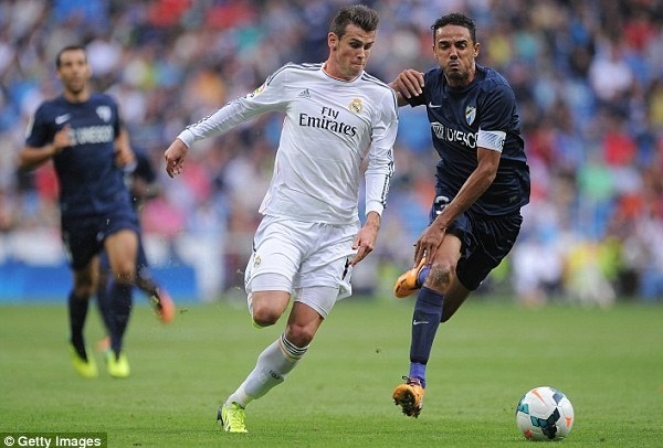 Gareth Bale dang chu y truoc tran Barca  - Real hinh anh