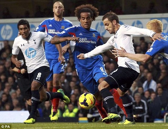 Tottenham lot Top 4 nho cu sut penalty cua Soldado hinh anh