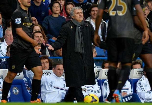 Pellegrini khong thich bat tay Mourinho hinh anh