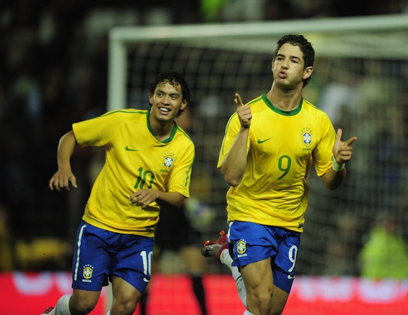 Diem tin: Arsenal se chi dam de chieu mo Pato hinh anh