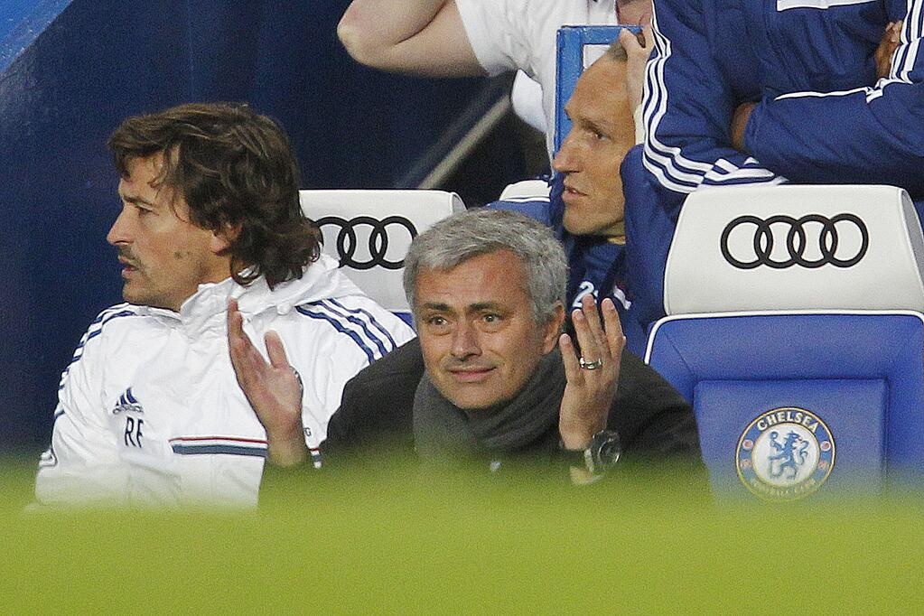 Newcastle 2-0 Chelsea: Mourinho het kien nhan voi Torres hinh anh