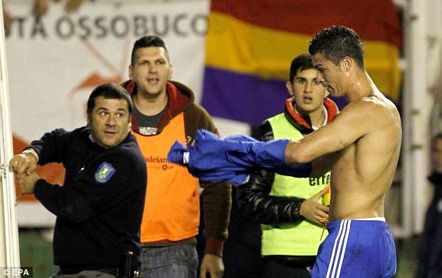 Ronaldo ghi ban, coi ao tang fan cuong hinh anh